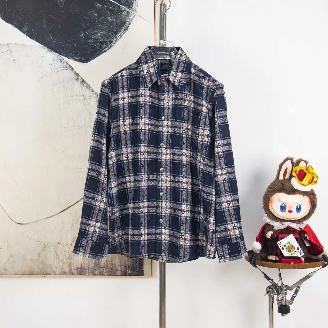 P280 💰zp version [Exclusive supply] Chrome Hearts classic cashew flower cross all-over printed jacquard long-sleeved top couple casual shirt 1️⃣Customized original jacquard fabric, high-quality pure cotton jacquard plaid fabric, soft and comfortable to the touch, a very high-quality fabric! 2️⃣The details of the workmanship are perfectly controlled. The lining is made of vest hemming, and the cuffs are made of double cross leather labels. It is different from the ordinary version. The collar is also designed with interlining, which shows high-end fashion and personality. The style is fashionable, simple and elegant, and it is a very versatile jacket! 4⃣️Complete accessories, all customized with original versions! Same style for men and women Color: Cashew Purple Size: S M L XL Number: SG10485